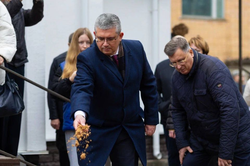 Александр Новиков: Сегодня на Братском кладбище прошло поистине историческое событие — впервые в нашем регионе в рамках партийного проекта «Единой России» «Защитникам Отечества посвящается...» мы предали земле останки 79... Александр Новиков: Сегодня на Братском кладбище прошло поистине историческое событие — впервые в нашем регионе в рамках партийного проекта «Единой России» «Защитникам Отечества посвящается...» мы предали земле останки 79...