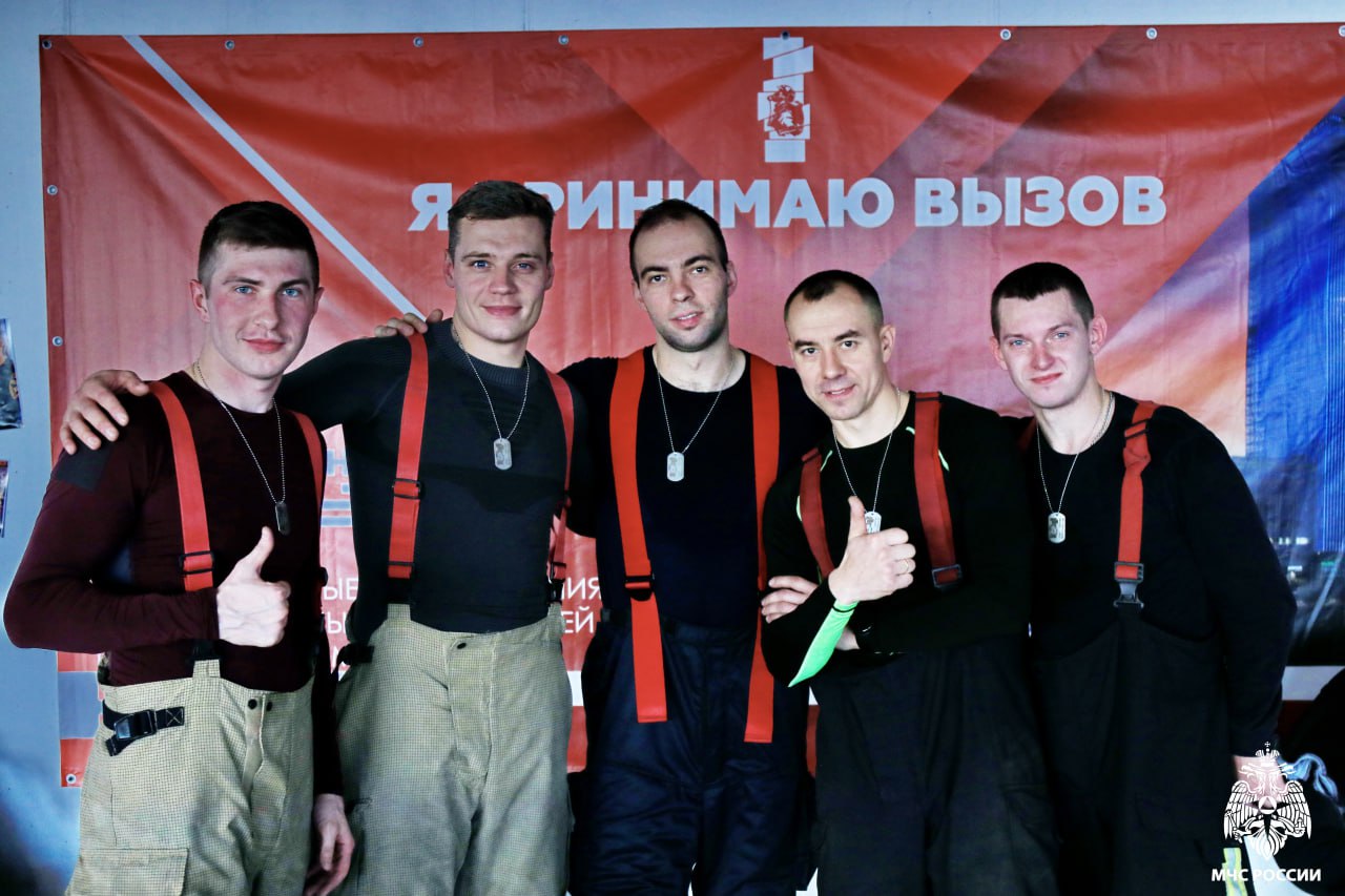 Вертикальный вызов. 478 спасателей покорили вершину небоскреба: в День народного единства в Петербурге прошли традиционные IX Международные соревнования «Вертикальный вызов» памяти Е.Н. Зиничева Вертикальный вызов. 478 спасателей покорили вершину небоскреба: в День народного единства в Петербурге прошли традиционные IX Международные соревнования «Вертикальный вызов» памяти Е.Н. Зиничева