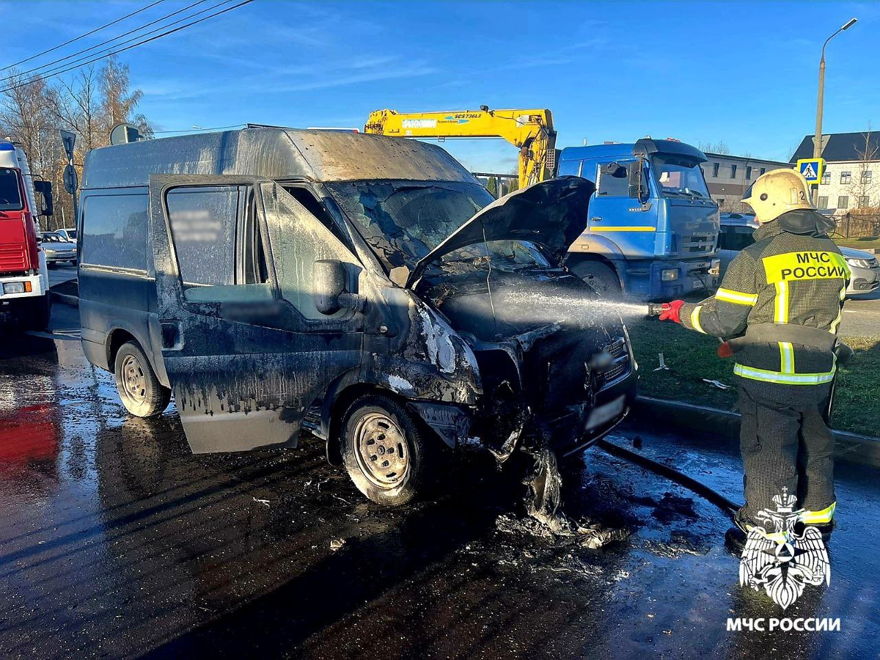 В МЧС прокомментировали инцидент с полыхающим автомобилем В МЧС прокомментировали инцидент с полыхающим автомобилем
