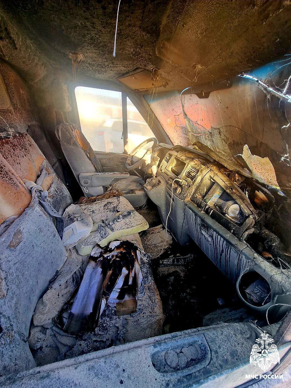 В МЧС прокомментировали инцидент с полыхающим автомобилем