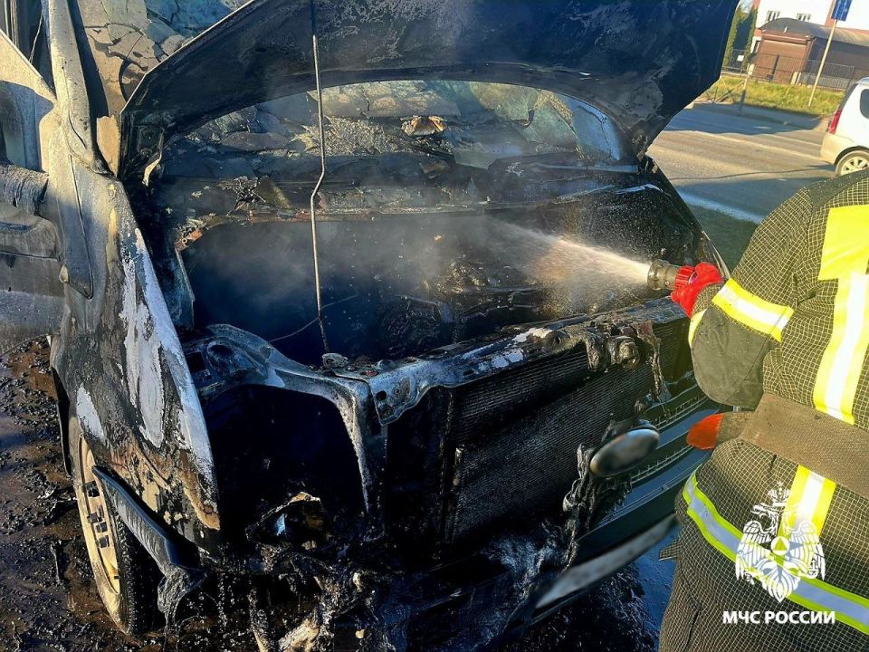 В МЧС прокомментировали инцидент с полыхающим автомобилем В МЧС прокомментировали инцидент с полыхающим автомобилем