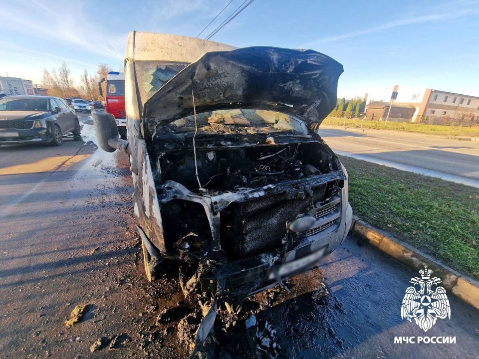 На улице Шевченко в районе дома 87А в Смоленске на ходу загорелся микроавтобус На улице Шевченко в районе дома 87А в Смоленске на ходу загорелся микроавтобус