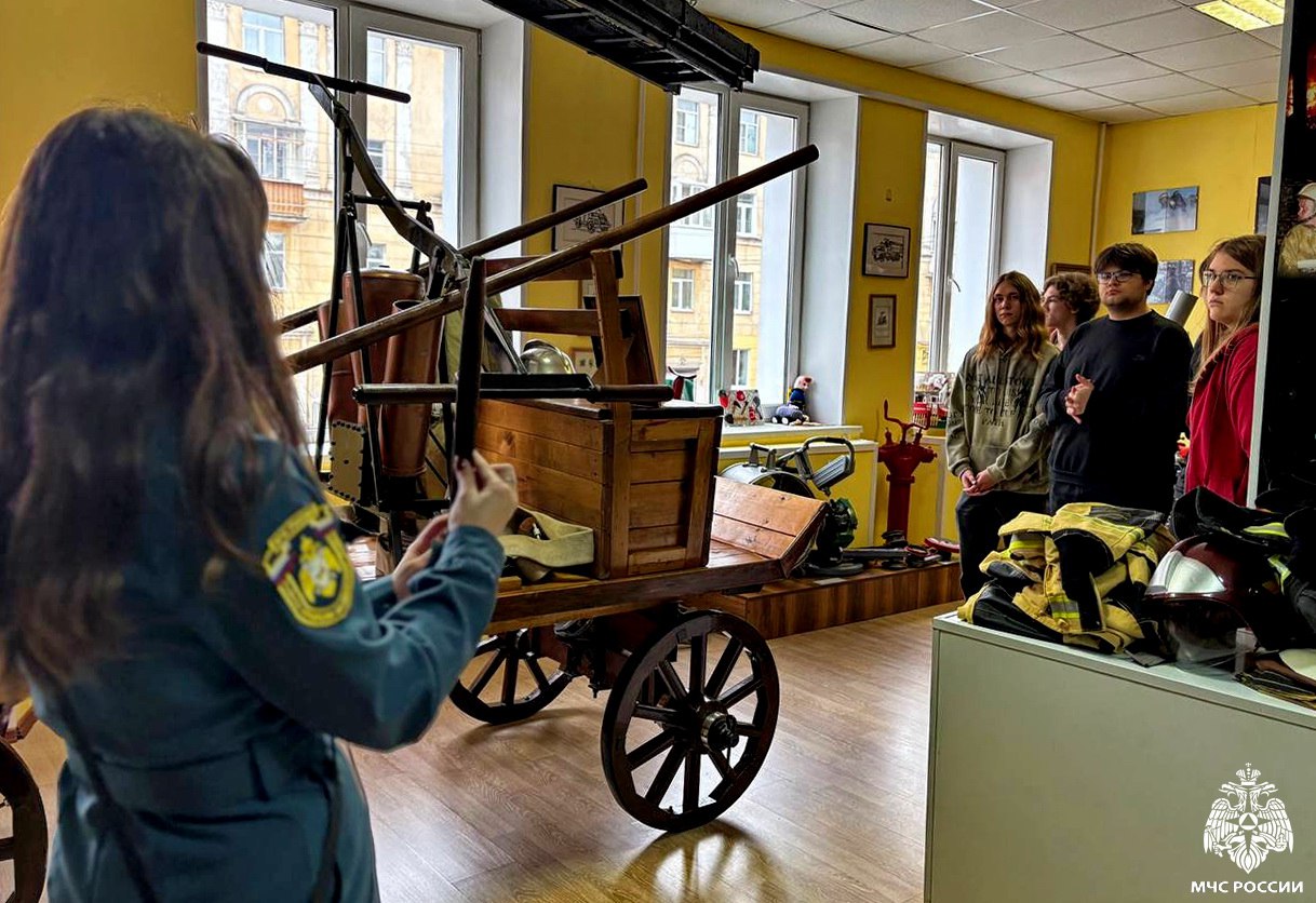 Студенты знакомятся с миром пожарных и спасателей Студенты знакомятся с миром пожарных и спасателей