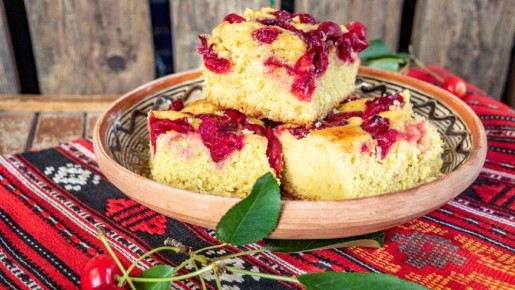 Нежный и ароматный пирог с вишней станет гордостью хозяйки: будете печь его все лето