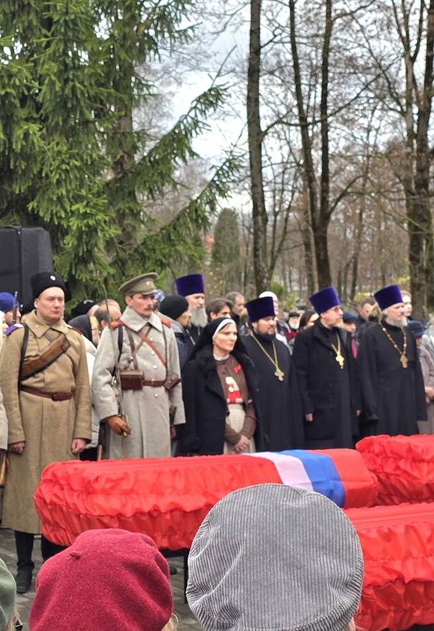 Поисковый отряд СУ СК России по Смоленской области "Следопыт" принял участие в церемонии перезахоронения останков солдат Поисковый отряд СУ СК России по Смоленской области "Следопыт" принял участие в церемонии перезахоронения останков солдат