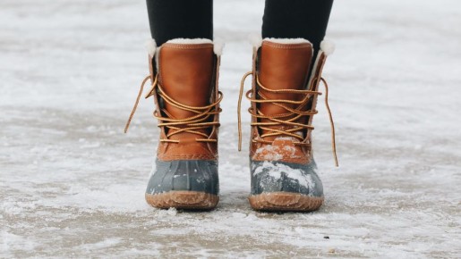 Про мыло и пластырь забудьте: скольжение обуви предотвратите только с этим трюком