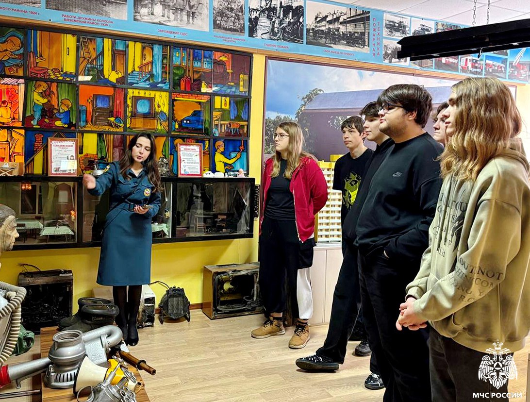 Студенты знакомятся с миром пожарных и спасателей Студенты знакомятся с миром пожарных и спасателей