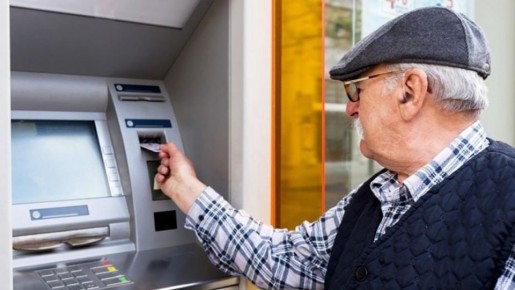 Почему пенсионерам выгодно снимать пенсию сразу: мнение экспертов