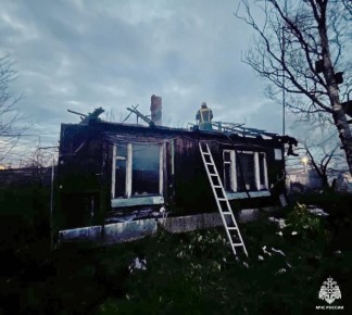 Пожар в деревне Черное. Вчера вечером в деревне Черное Вяземского округа пламя вспыхнуло под крышей частного жилого дома