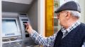 Почему пенсионерам выгодно снимать пенсию сразу: мнение экспертов