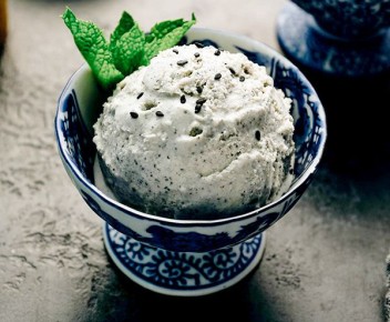 Мороженое с черным кунжутом