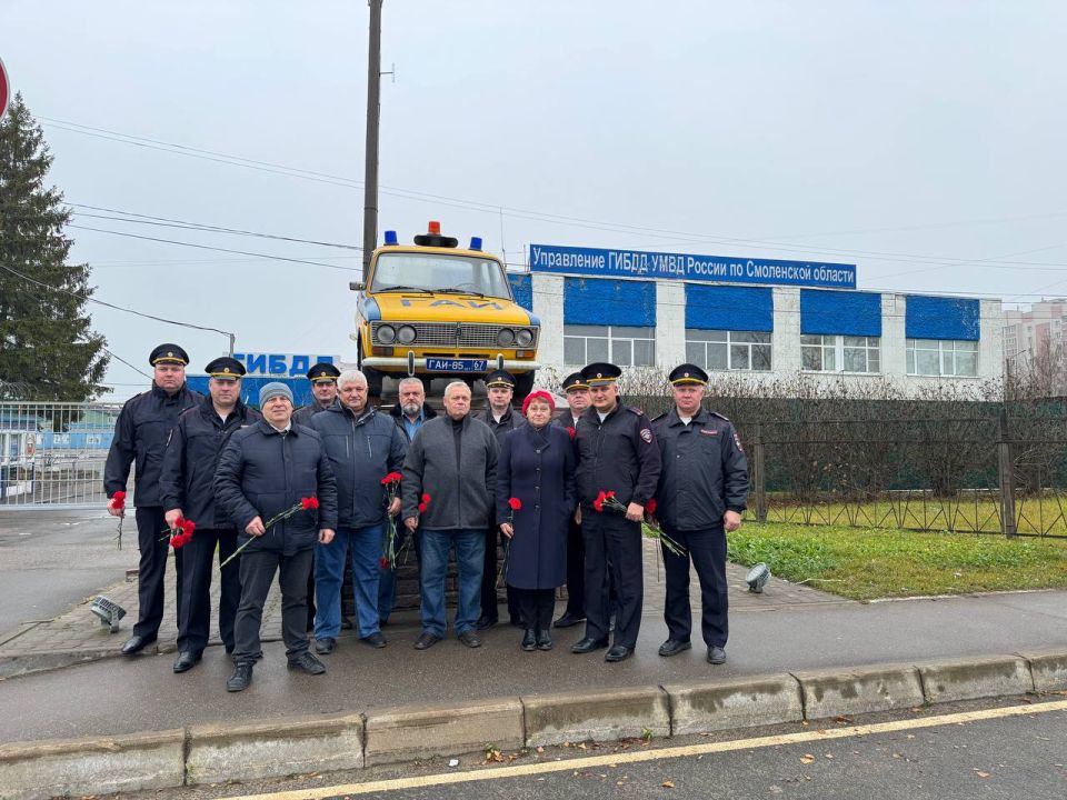 Сотрудники Госавтоинспекции Смоленской области совместно с ветеранами почтили память погибших при исполнении служебного долга коллег