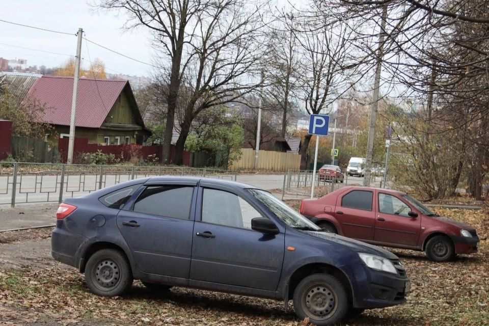 Александр Новиков: Уважаемые смоляне!. Обращаю внимание на многочисленные сообщения в социальных сетях о парковке на зелёных зонах