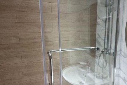 Известковый налет в душевой кабине: почему обычные средства часто не работают и что действительно помогает