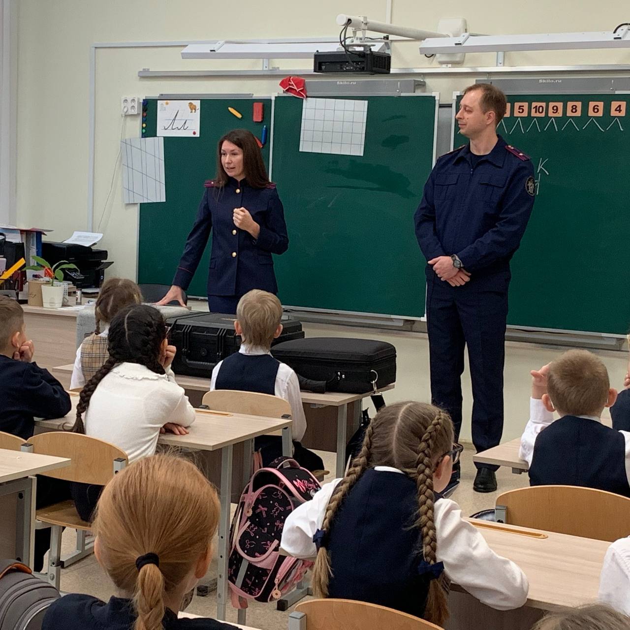Сотрудники смоленского СК навестили учеников МБОУ «Многопрофильный лицей города Смоленска» и провели познавательное занятие