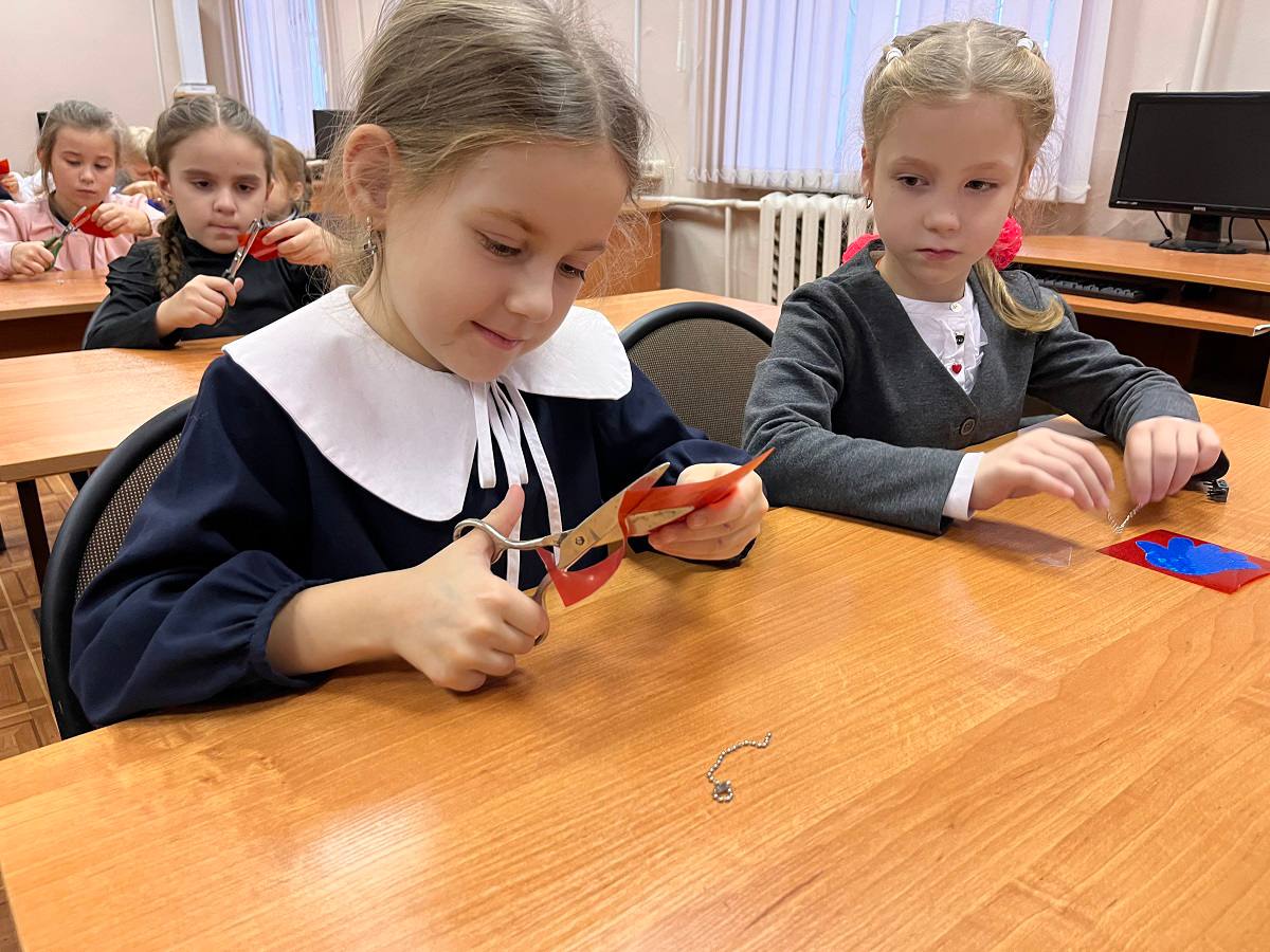 В Вязьме Смоленской области автоинспекторы провели мастер-класс «Ладошка безопасности» для первоклассников В Вязьме Смоленской области автоинспекторы провели мастер-класс «Ладошка безопасности» для первоклассников