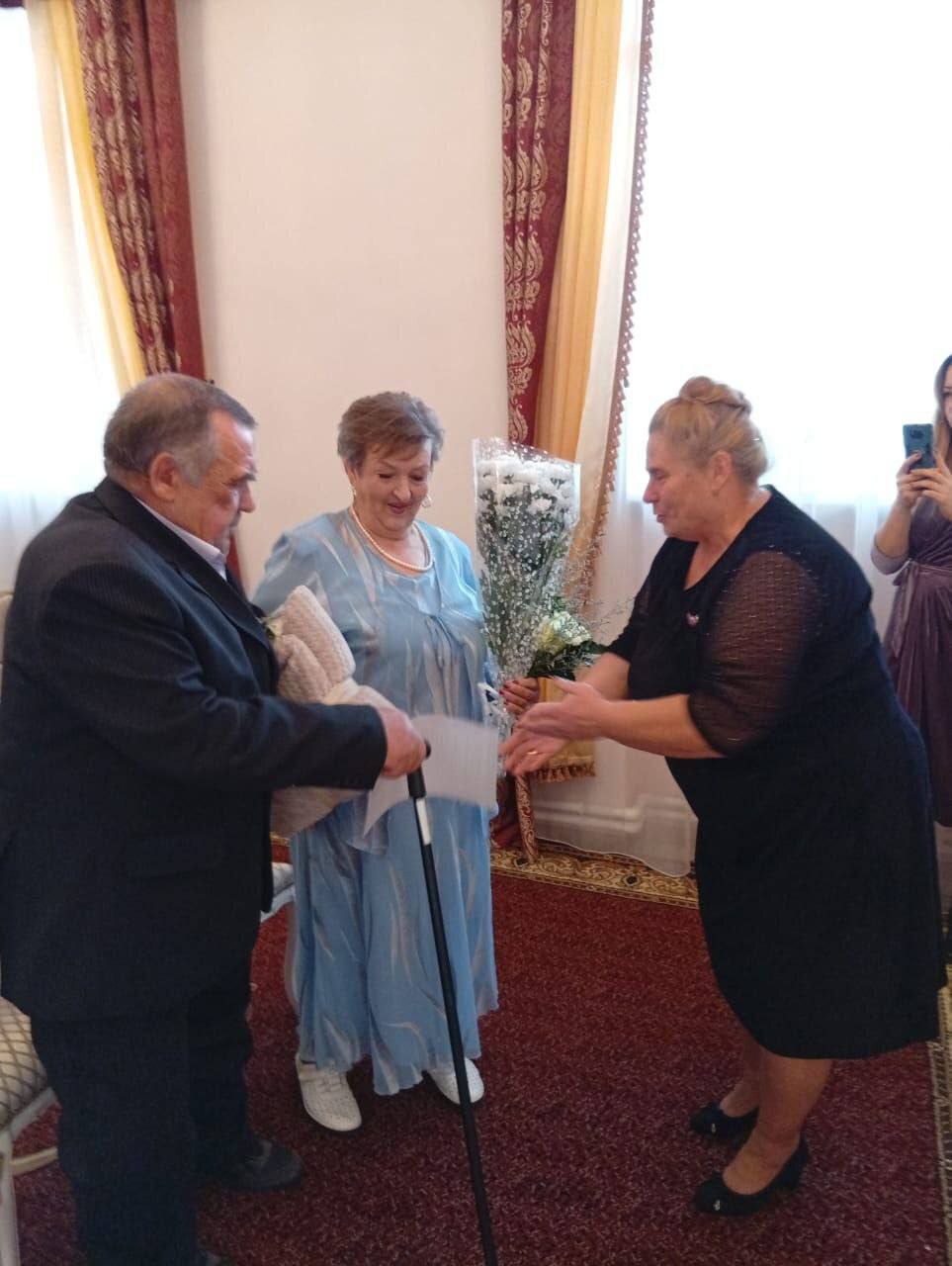 В Смоленской области семейная пара отпраздновала золотую свадьбу В Смоленской области семейная пара отпраздновала золотую свадьбу