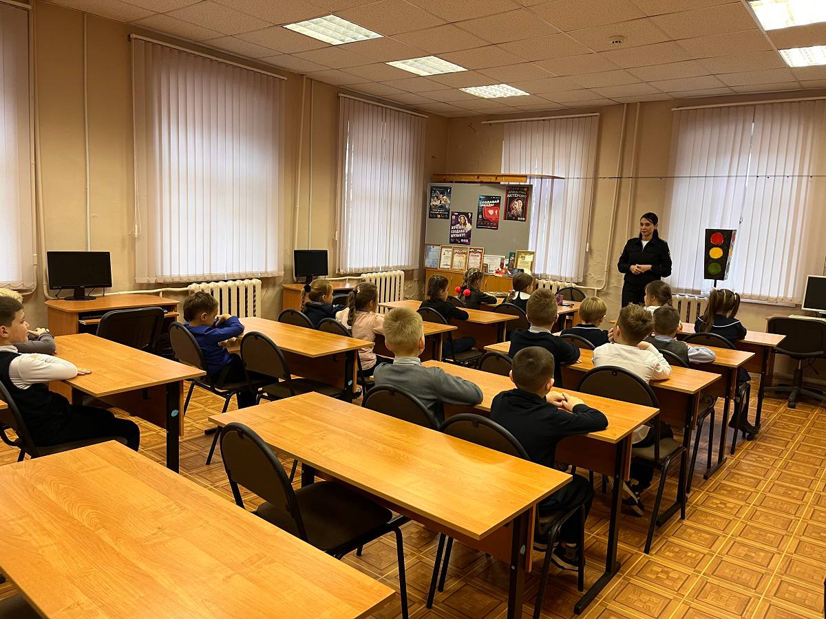 В Вязьме Смоленской области автоинспекторы провели мастер-класс «Ладошка безопасности» для первоклассников В Вязьме Смоленской области автоинспекторы провели мастер-класс «Ладошка безопасности» для первоклассников