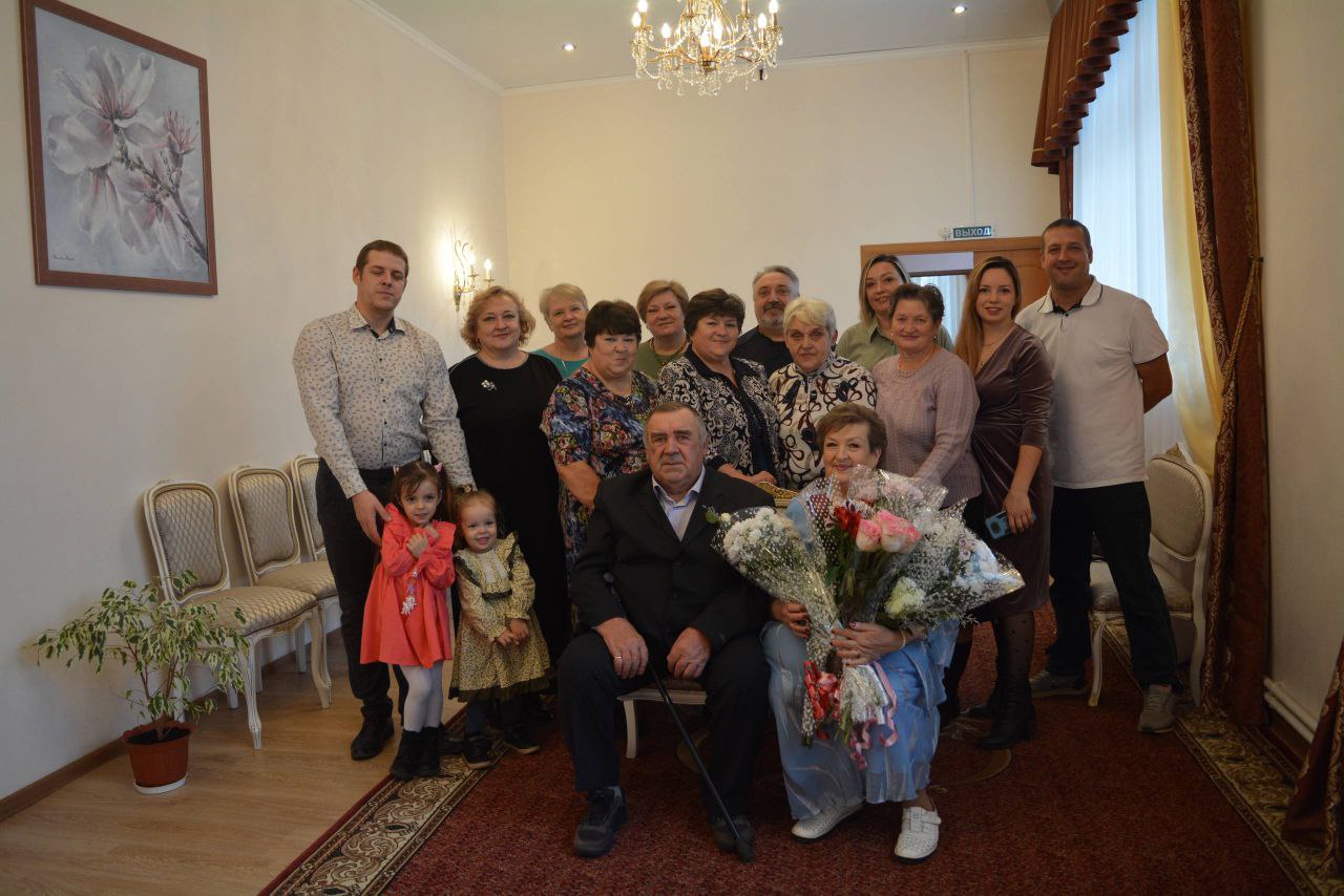 В Смоленской области семейная пара отпраздновала золотую свадьбу В Смоленской области семейная пара отпраздновала золотую свадьбу