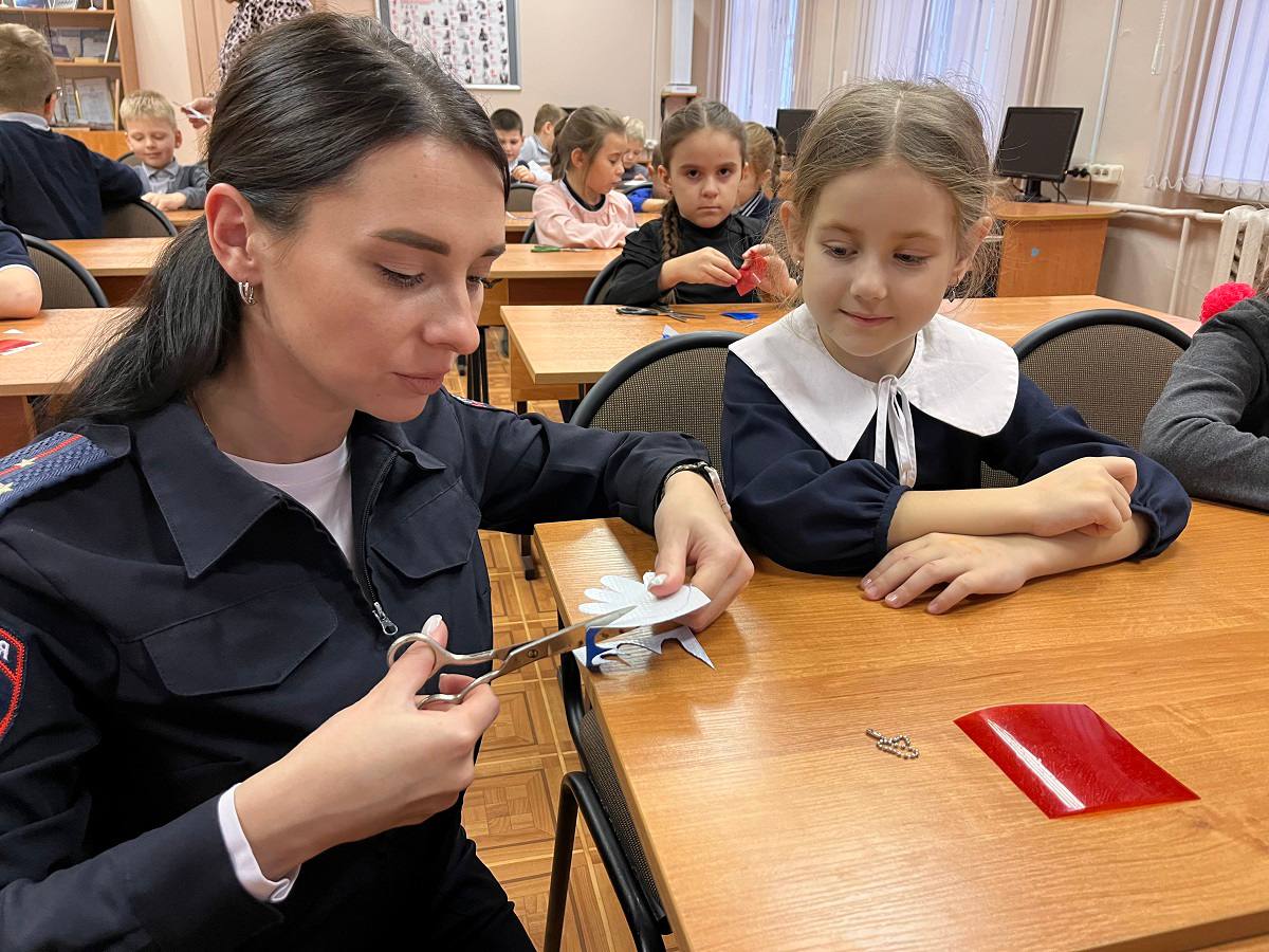 В Вязьме Смоленской области автоинспекторы провели мастер-класс «Ладошка безопасности» для первоклассников В Вязьме Смоленской области автоинспекторы провели мастер-класс «Ладошка безопасности» для первоклассников