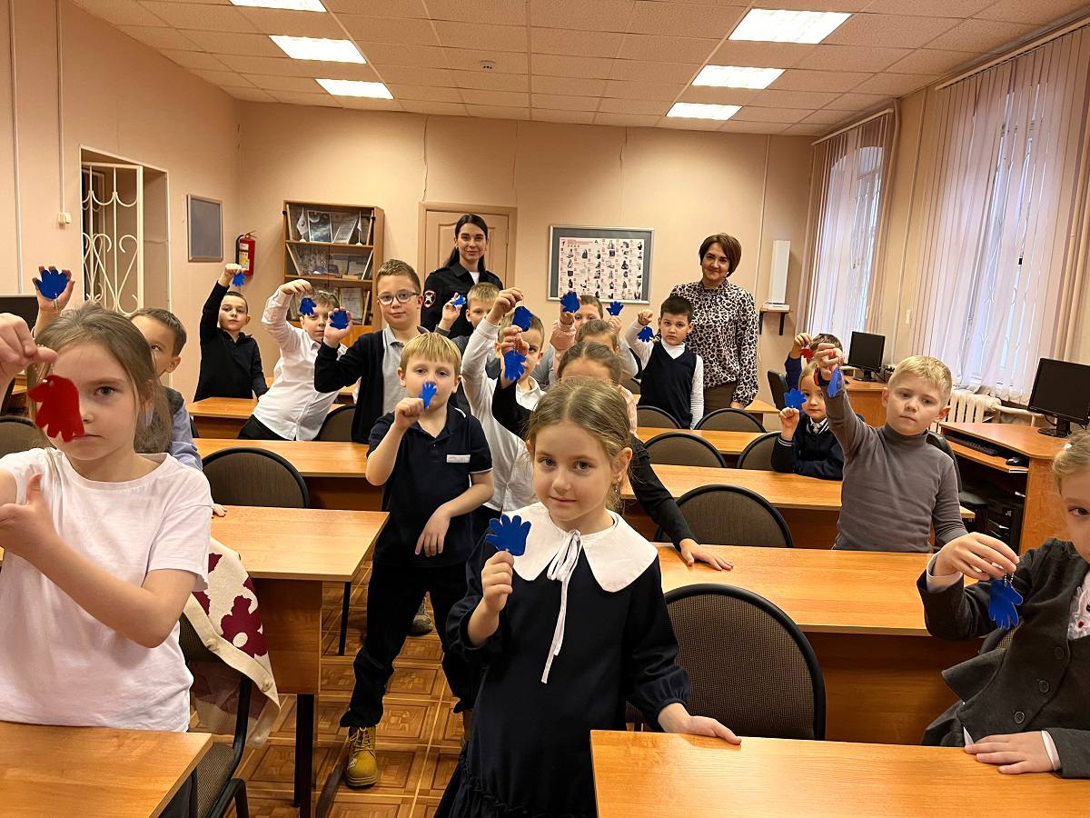 В Вязьме Смоленской области автоинспекторы провели мастер-класс «Ладошка безопасности» для первоклассников