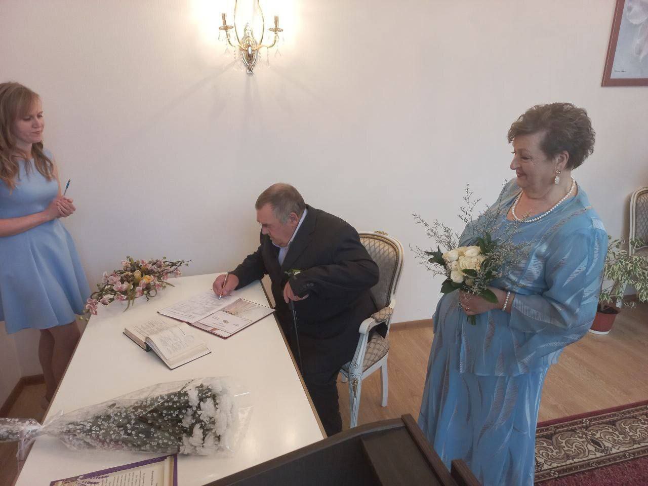 В Смоленской области семейная пара отпраздновала золотую свадьбу В Смоленской области семейная пара отпраздновала золотую свадьбу