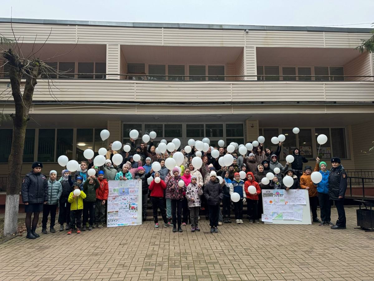 В детском оздоровительном лагере «Кристалл» под Смоленском прошла акция «Память и безопасность» В детском оздоровительном лагере «Кристалл» под Смоленском прошла акция «Память и безопасность»