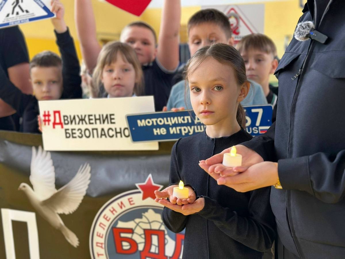 В Смоленской области сотрудники Госавтоинспекции МО МВД России «Рославльский» совместно с ЮИД почтили память погибших в дорожно-транспортных происшествиях В Смоленской области сотрудники Госавтоинспекции МО МВД России «Рославльский» совместно с ЮИД почтили память погибших в дорожно-транспортных происшествиях