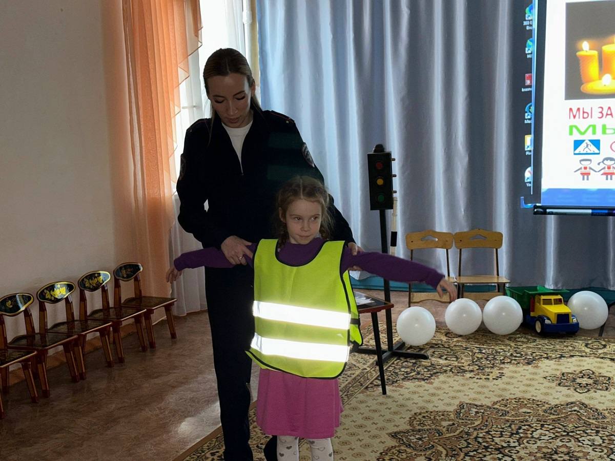 Сотрудники Госавтоинспекции МО МВД России «Рославльский» совместно с дошкольниками почтили память погибших в дорожно-транспортных происшествиях Сотрудники Госавтоинспекции МО МВД России «Рославльский» совместно с дошкольниками почтили память погибших в дорожно-транспортных происшествиях