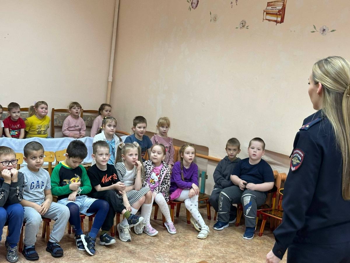 Сотрудники Госавтоинспекции МО МВД России «Рославльский» совместно с дошкольниками почтили память погибших в дорожно-транспортных происшествиях Сотрудники Госавтоинспекции МО МВД России «Рославльский» совместно с дошкольниками почтили память погибших в дорожно-транспортных происшествиях