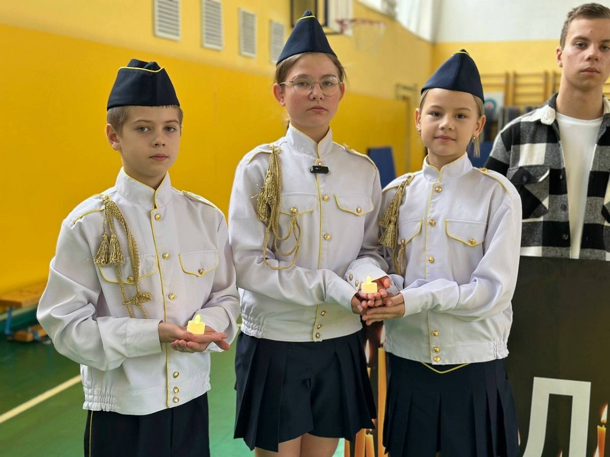 В Смоленской области сотрудники Госавтоинспекции МО МВД России «Рославльский» совместно с ЮИД почтили память погибших в дорожно-транспортных происшествиях В Смоленской области сотрудники Госавтоинспекции МО МВД России «Рославльский» совместно с ЮИД почтили память погибших в дорожно-транспортных происшествиях