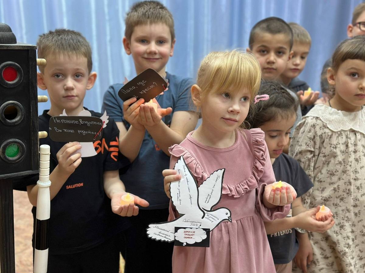 Сотрудники Госавтоинспекции МО МВД России «Рославльский» совместно с дошкольниками почтили память погибших в дорожно-транспортных происшествиях Сотрудники Госавтоинспекции МО МВД России «Рославльский» совместно с дошкольниками почтили память погибших в дорожно-транспортных происшествиях