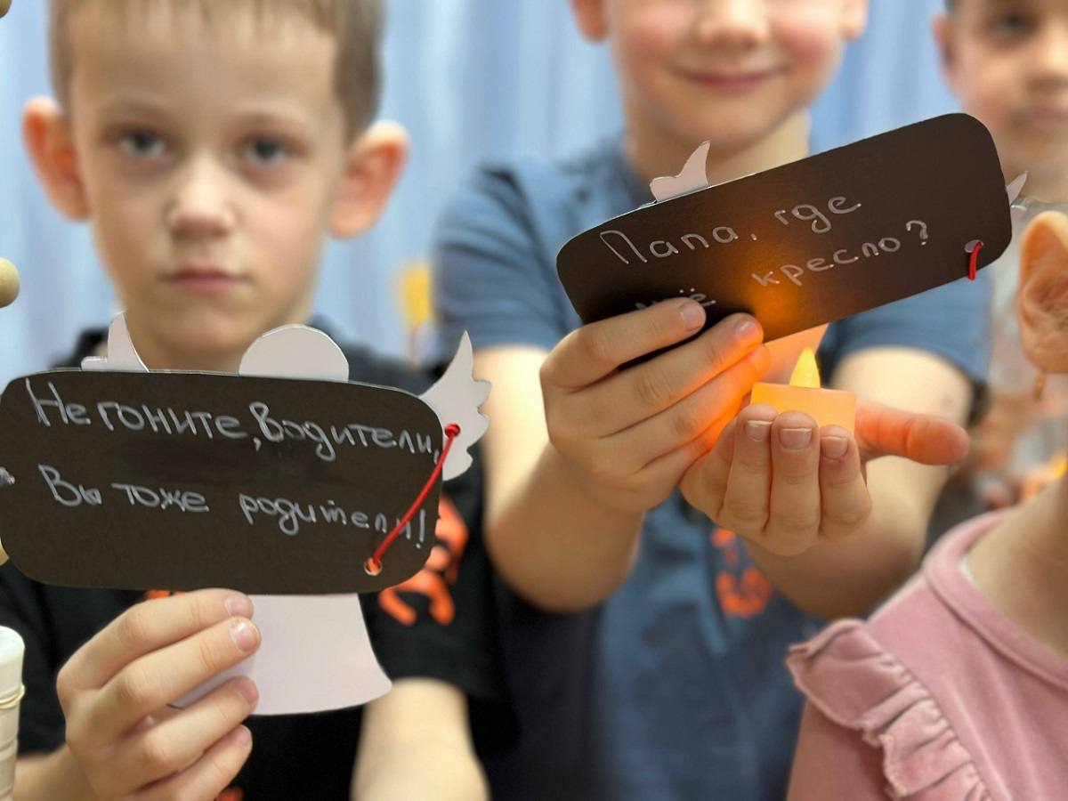 Сотрудники Госавтоинспекции МО МВД России «Рославльский» совместно с дошкольниками почтили память погибших в дорожно-транспортных происшествиях Сотрудники Госавтоинспекции МО МВД России «Рославльский» совместно с дошкольниками почтили память погибших в дорожно-транспортных происшествиях