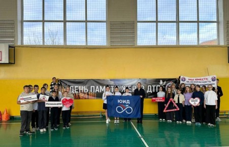 В Смоленской области сотрудники Госавтоинспекции МО МВД России «Рославльский» совместно с ЮИД почтили память погибших в дорожно-транспортных происшествиях