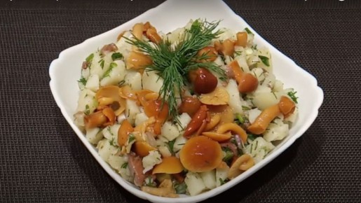 Этот салат получается невероятно вкусным даже без яиц и майонеза: гости сметут первым