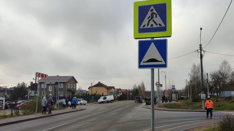 На Досуговском шоссе монтируют новые дорожные знаки