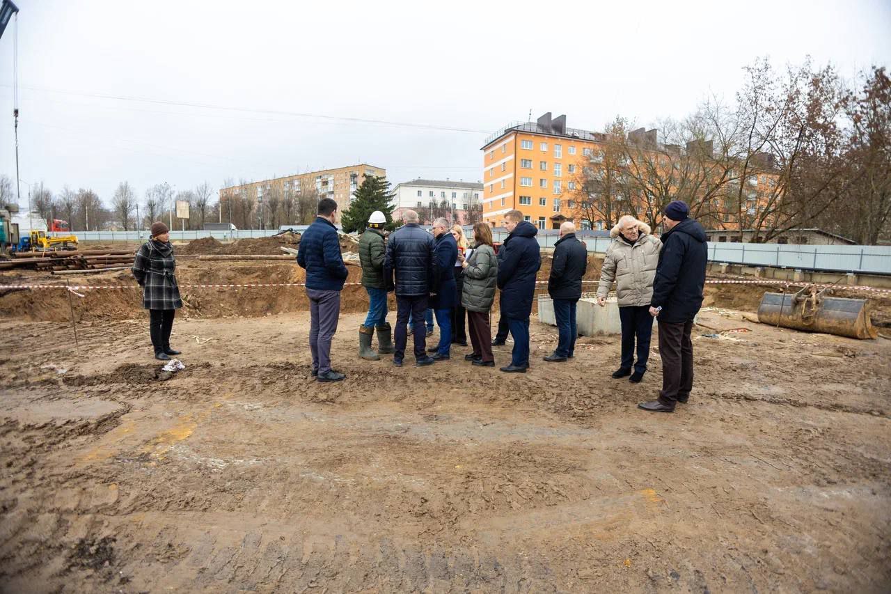 Мониторинг строительства будущего физкультурно-оздоровительного комплекса «Термолэнд Дельфин» ведется как в режиме реального времени через камеры видеонаблюдения, так и в ходе выездных проверок Мониторинг строительства будущего физкультурно-оздоровительного комплекса «Термолэнд Дельфин» ведется как в режиме реального времени через камеры видеонаблюдения, так и в ходе выездных проверок