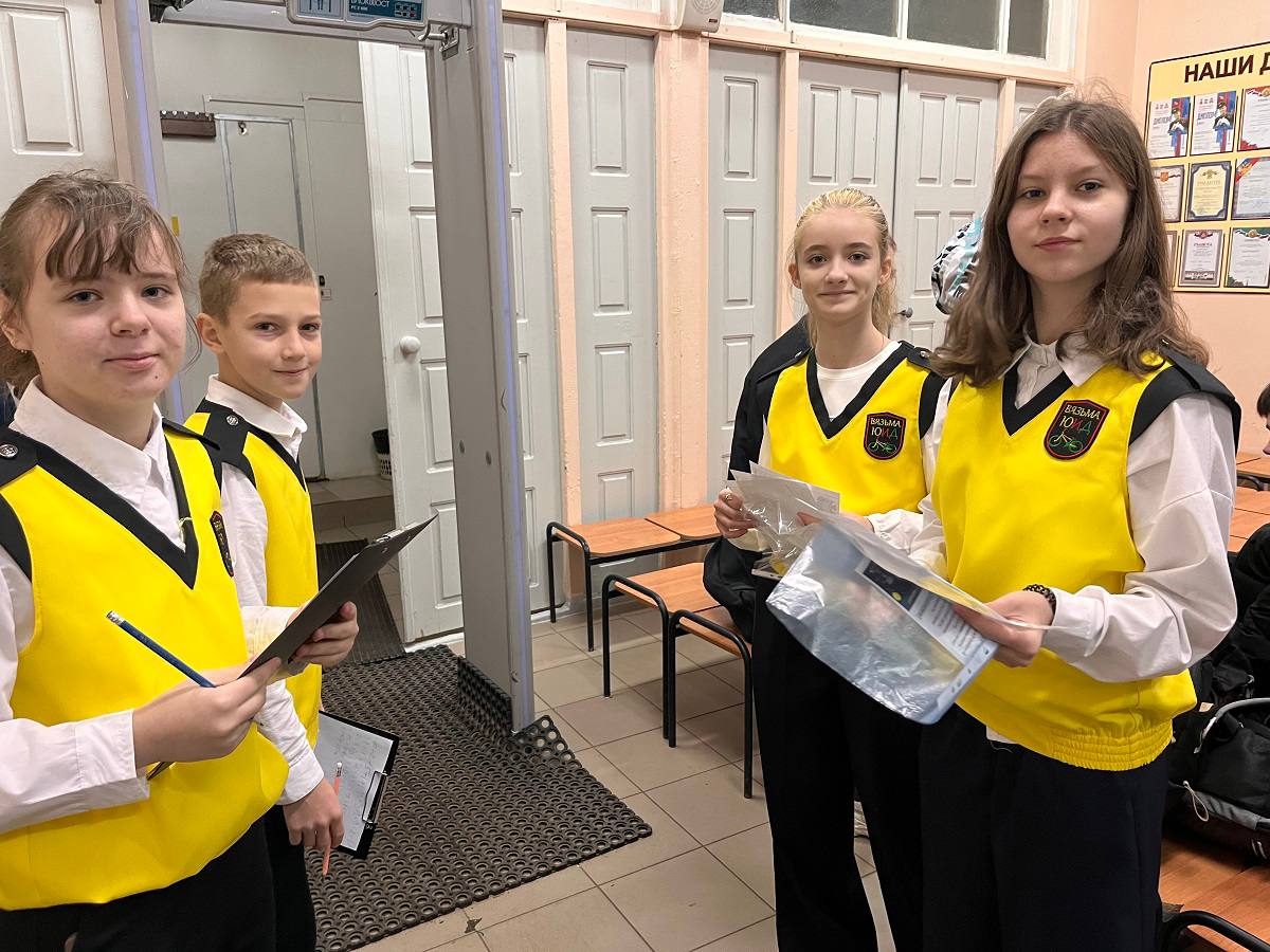 Госавтоинспекторы в Вязьме совместно с ребятами из отряда ЮИД провели профилактическое мероприятия «Стань ярче!» Госавтоинспекторы в Вязьме совместно с ребятами из отряда ЮИД провели профилактическое мероприятия «Стань ярче!»