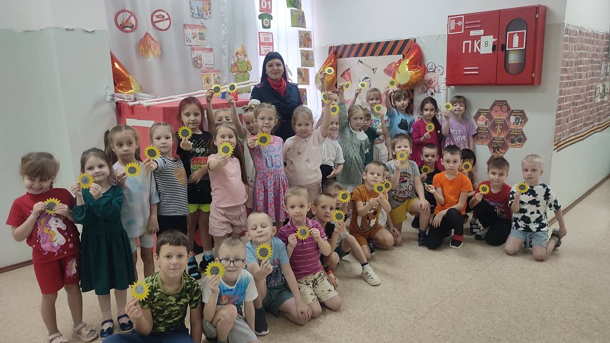 В городе Ельне Смоленской области для воспитанников детского сада проведена акция «Засветись! Стань заметным на дороге!»