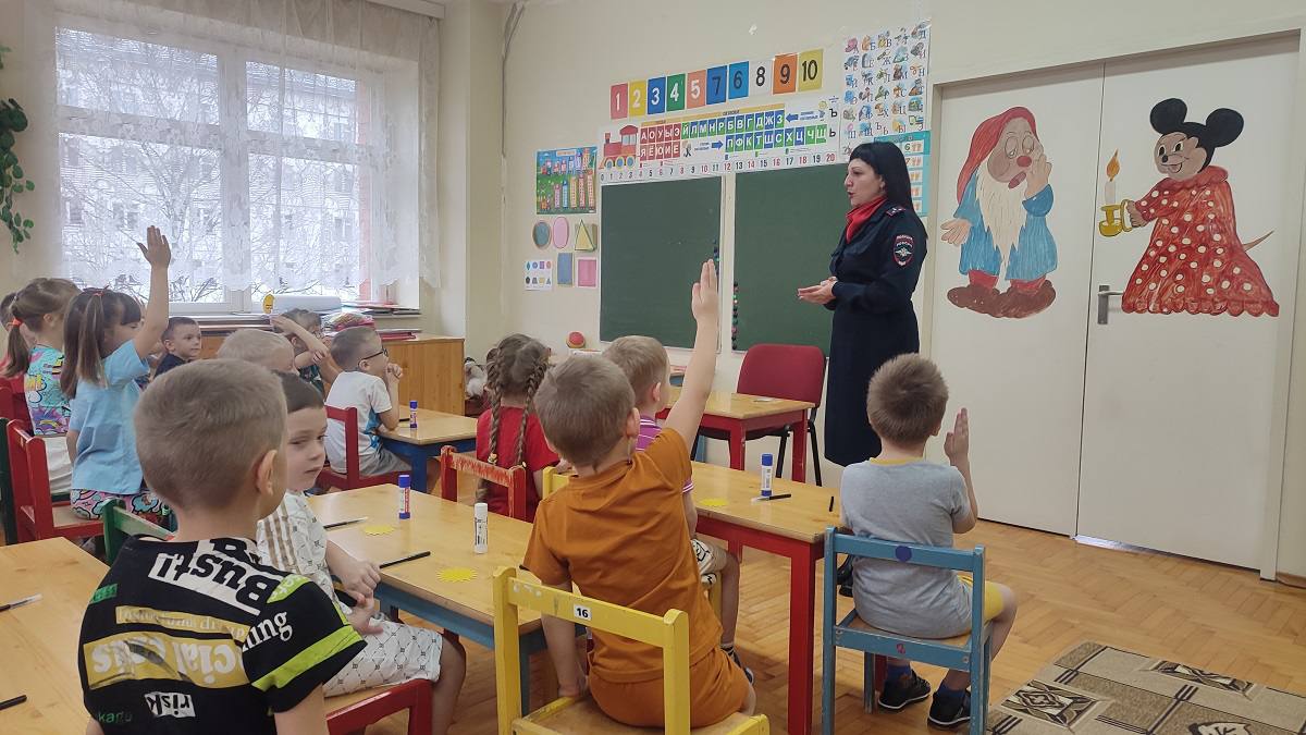 В городе Ельне Смоленской области для воспитанников детского сада проведена акция «Засветись! Стань заметным на дороге!» В городе Ельне Смоленской области для воспитанников детского сада проведена акция «Засветись! Стань заметным на дороге!»