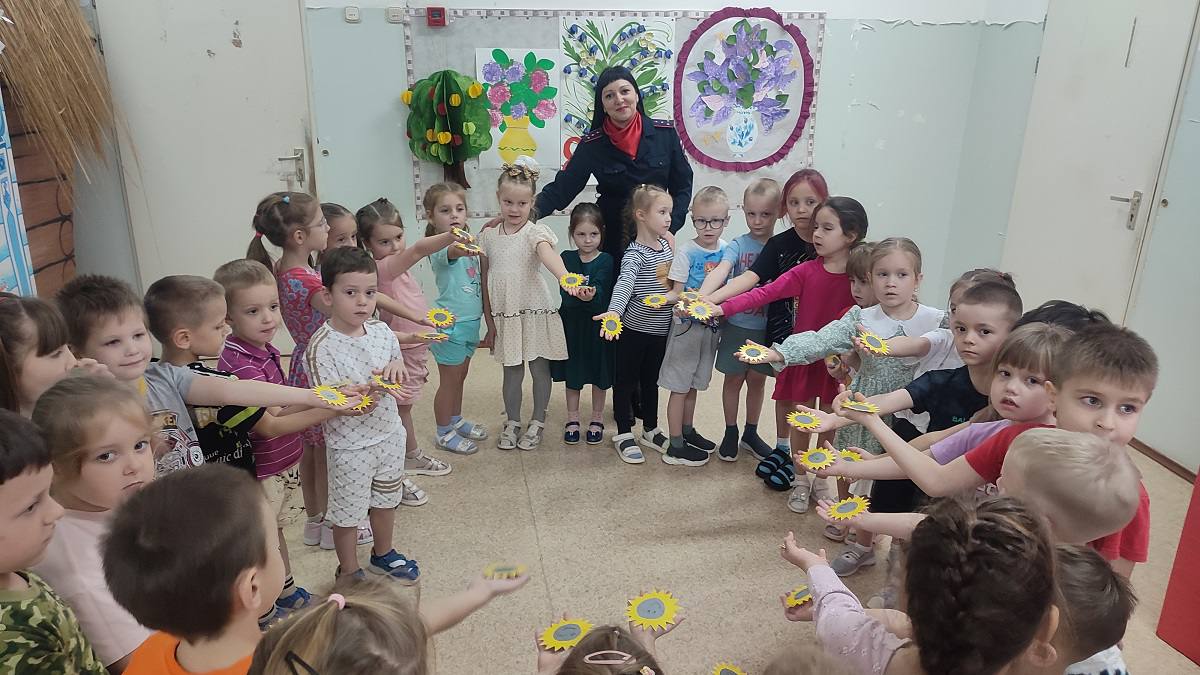 В городе Ельне Смоленской области для воспитанников детского сада проведена акция «Засветись! Стань заметным на дороге!» В городе Ельне Смоленской области для воспитанников детского сада проведена акция «Засветись! Стань заметным на дороге!»