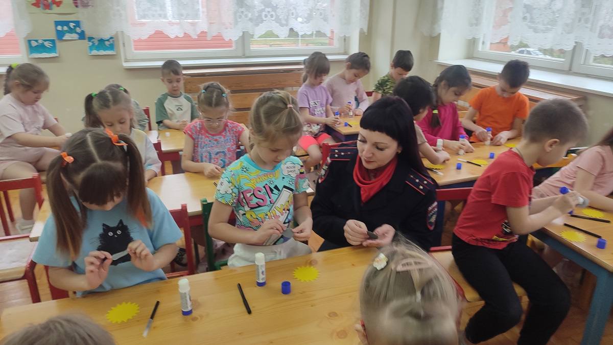 В городе Ельне Смоленской области для воспитанников детского сада проведена акция «Засветись! Стань заметным на дороге!» В городе Ельне Смоленской области для воспитанников детского сада проведена акция «Засветись! Стань заметным на дороге!»