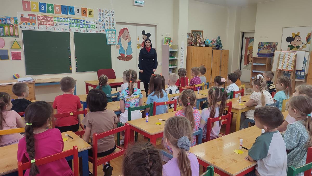 В городе Ельне Смоленской области для воспитанников детского сада проведена акция «Засветись! Стань заметным на дороге!» В городе Ельне Смоленской области для воспитанников детского сада проведена акция «Засветись! Стань заметным на дороге!»