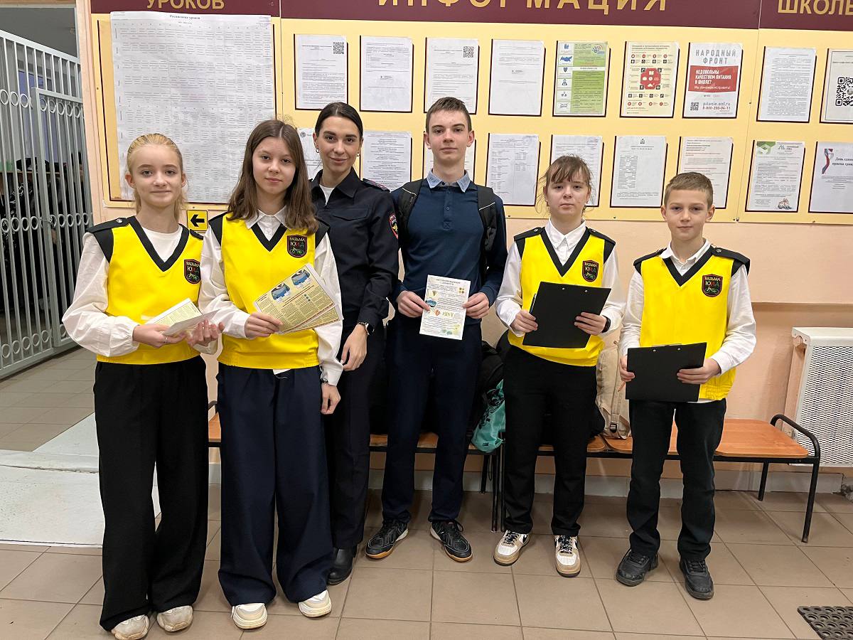 Госавтоинспекторы в Вязьме совместно с ребятами из отряда ЮИД провели профилактическое мероприятия «Стань ярче!» Госавтоинспекторы в Вязьме совместно с ребятами из отряда ЮИД провели профилактическое мероприятия «Стань ярче!»