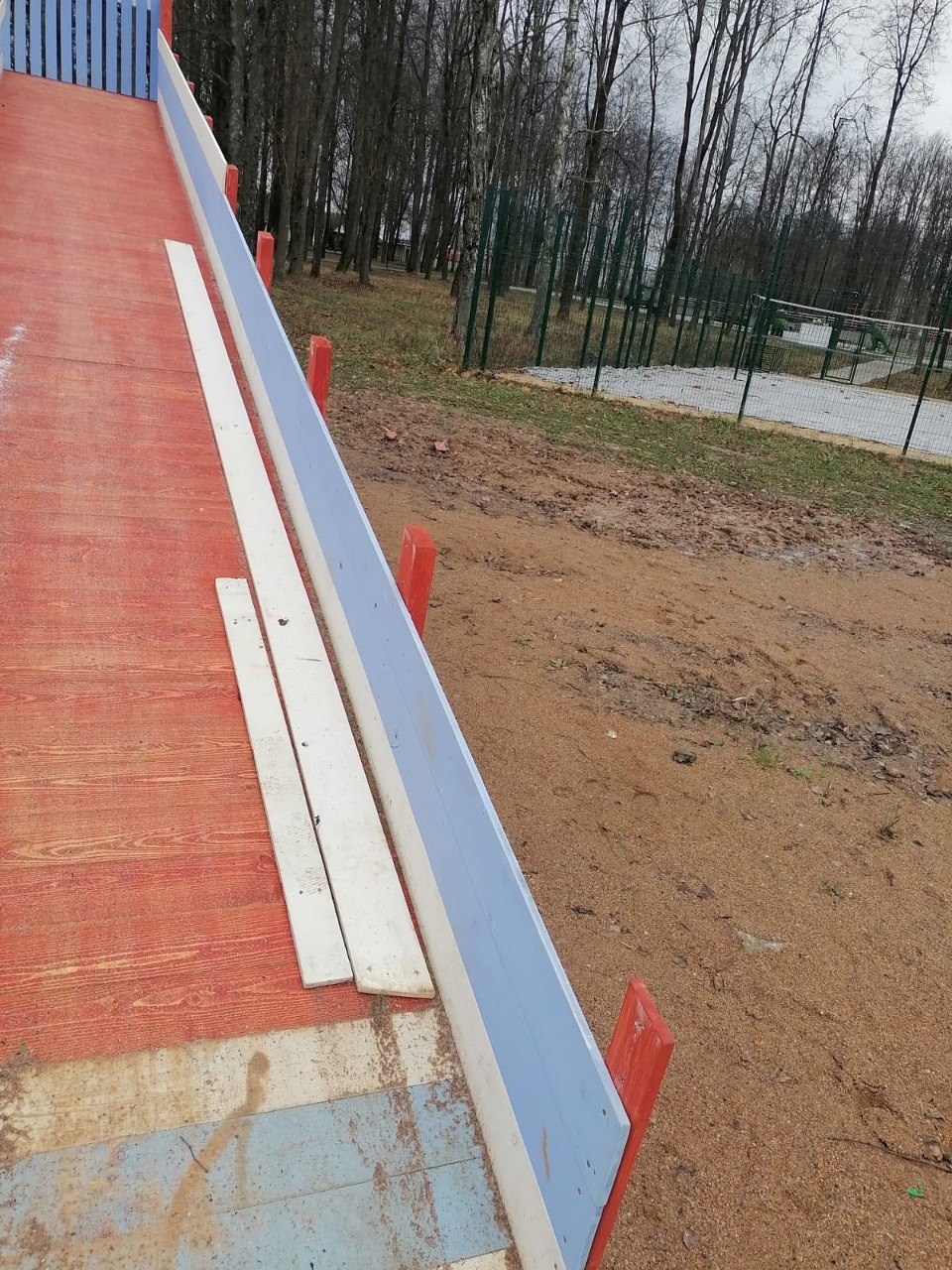 Горка для катания на тюбингах, которую установили менее месяца назад в Кардымове, уже стала жертвой вандалов