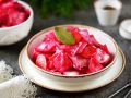 Хрустящая закуска на стол: капуста с свеклой и хреном, которую стоит попробовать