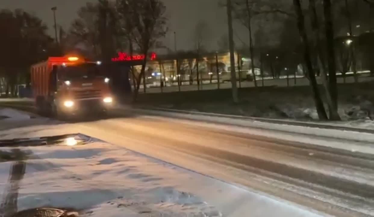 В Смоленске дороги обрабатывают от наледи