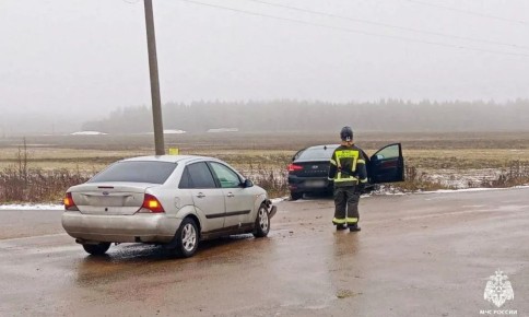 В Холм-Жирковском произошло столкновение двух легковых автомобилей