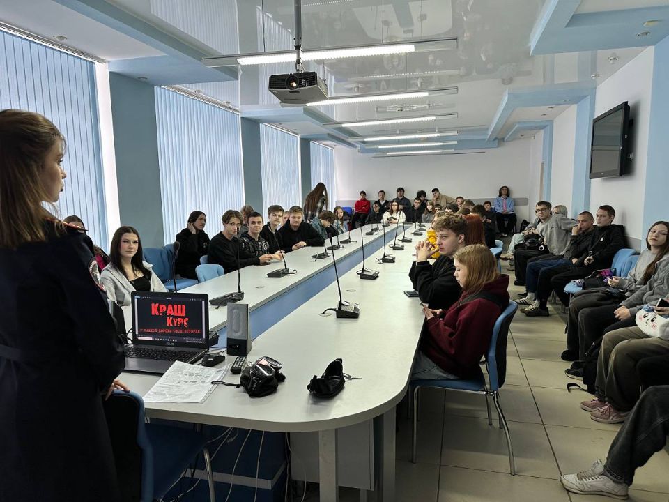 В Смоленске госавтоинспекторы провели краш-курс под названием «Правила дорожного движения - правила жизни»