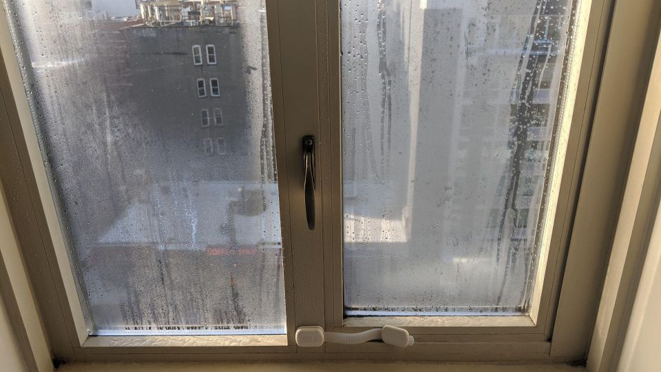 «Плачут» пластиковые окна? Вот как решить эту проблему